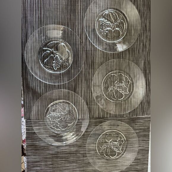 Clear Glass Plates with Fruit Design - Picture 2 of 11